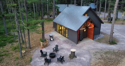 Eagle Cabin @ Orange Tractor Retreat: a new, modern cabin on 40 private acres