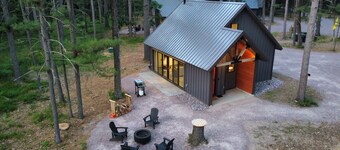 Eagle Cabin @ Orange Tractor Retreat: a new, modern cabin on 40 private acres