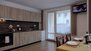 Kühlschrank, Ofen, Herdplatte, Wasserkocher mit Kaffee-/Teezubehör