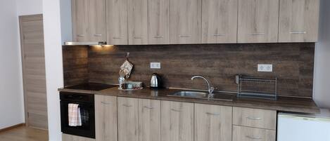 Réfrigérateur, four, plaque de cuisson, cafetière/bouilloire