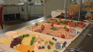 A buffet with various cheeses, meats, and fruits. - Hotel Artrium am Park (Dietzenbach)