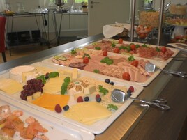 Se ofrece un desayuno bufé entre semana (15 EUR por persona)