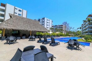 Una piscina al aire libre, una piscina climatizada