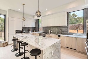 Køleskab, mikrobølgeovn, ovn, kogeplade