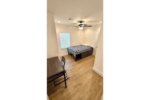 5 chambres, fer et planche à repasser, Wi-Fi, draps fournis