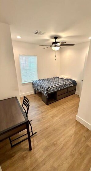 5 bedrooms, iron/ironing board, WiFi, bed sheets