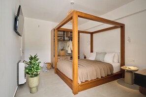 4 bedrooms, iron/ironing board, travel crib, free WiFi