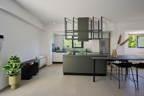 Fridge, oven, dishwasher, coffee/tea maker