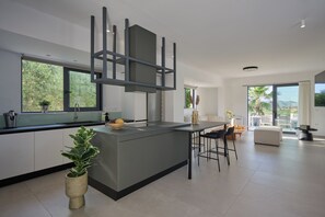 Refrigerador, horno, lavavajillas y cafetera y tetera 