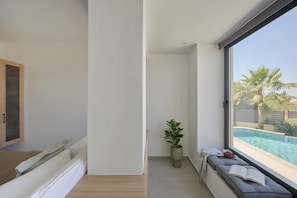 4 quartos, ferros/tábuas de passar roupa, berço de viagem