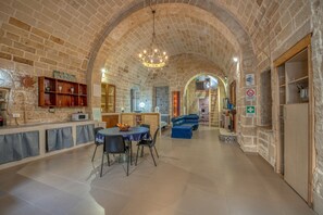 Dining - Apartment 'San Leonardo Apartments - Suite' with Wi-Fi (Lecce)