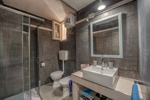 Shower, hair dryer, towels - Apartment 'San Leonardo Apartments - Suite' with Wi-Fi (Lecce)