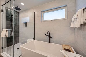 Shower, hair dryer, towels, shampoo - 3BD for 10 w/Hot Tub & Mtn Views, Walk to Slopes! (Breckenridge)