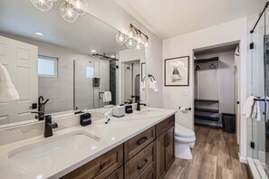 Shower, hair dryer, towels, shampoo - 3BD for 10 w/Hot Tub & Mtn Views, Walk to Slopes! (Breckenridge)
