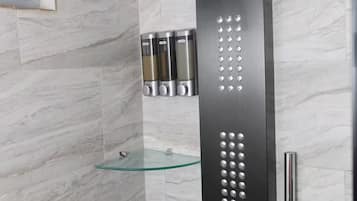 Dusche, Haartrockner, Handtücher, Seife