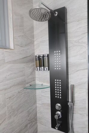 Shower, hair dryer, towels, soap - Open Sea Isabela - Luxury House with Private Pool (Isabela)
