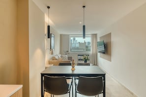 Apartamento, 2 quartos | Área de estar | Smart TV