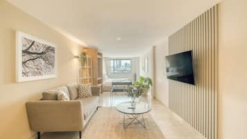 Executive Studio | Living area | Smart TV