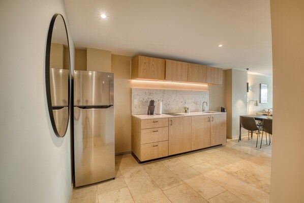 Appartement, 2 chambres | Cuisine privée | Réfrigérateur, micro-ondes, plaque de cuisson