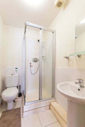 Shower, hair dryer, towels, soap - Family-Friendly 2-Bed Apartment Opposite Santry Park – Close to Airport (Dublin)