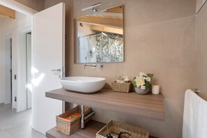 Dusche, Haartrockner, Handtücher