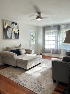 Een smart-tv, een dvd-speler en boeken