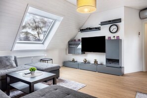 TV - Apartment 'Heide West' with Balcony and Wi-Fi (Schneverdingen)