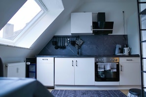 Een koelkast, een magnetron, een oven, een kookplaat