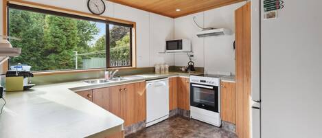 Réfrigérateur, micro-ondes, lave-vaisselle, cafetière/bouilloire