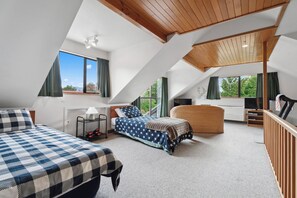 4 bedrooms, iron/ironing board, WiFi, bed sheets