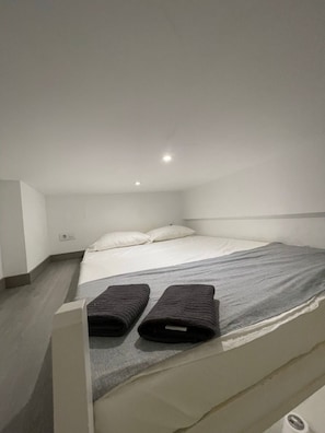 WiFi, bed sheets