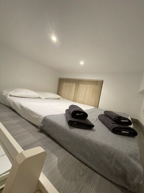 4 bedrooms, WiFi, bed sheets