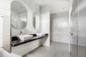 Towels, soap, toilet paper - SPECTACULAR FARM WITH PRIVATE SWIMMING POOL IN VILLAVICENCIO - META - COL (villavicencio)