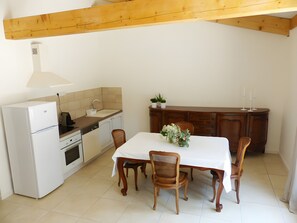 Køleskab, mikrobølgeovn, ovn, kogeplade