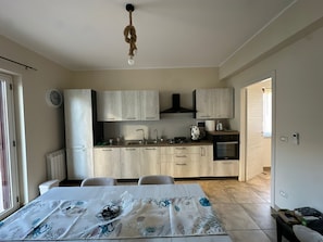 Fridge, oven, stovetop, coffee/tea maker