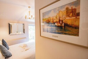 1 bedroom, iron/ironing board, WiFi, bed sheets - Charming Howth Marina Retreat (Dublin)