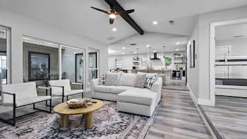 Een televisie en een kantoor