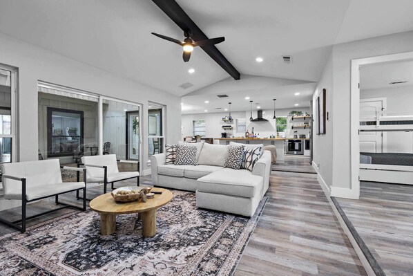 Een televisie en een kantoor