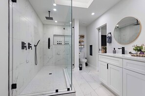 Douche, séchoir à cheveux, serviettes fournies, shampooing