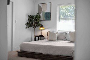 4 slaapkamers, een bureau, een strijkplank/strijkijzer, wifi