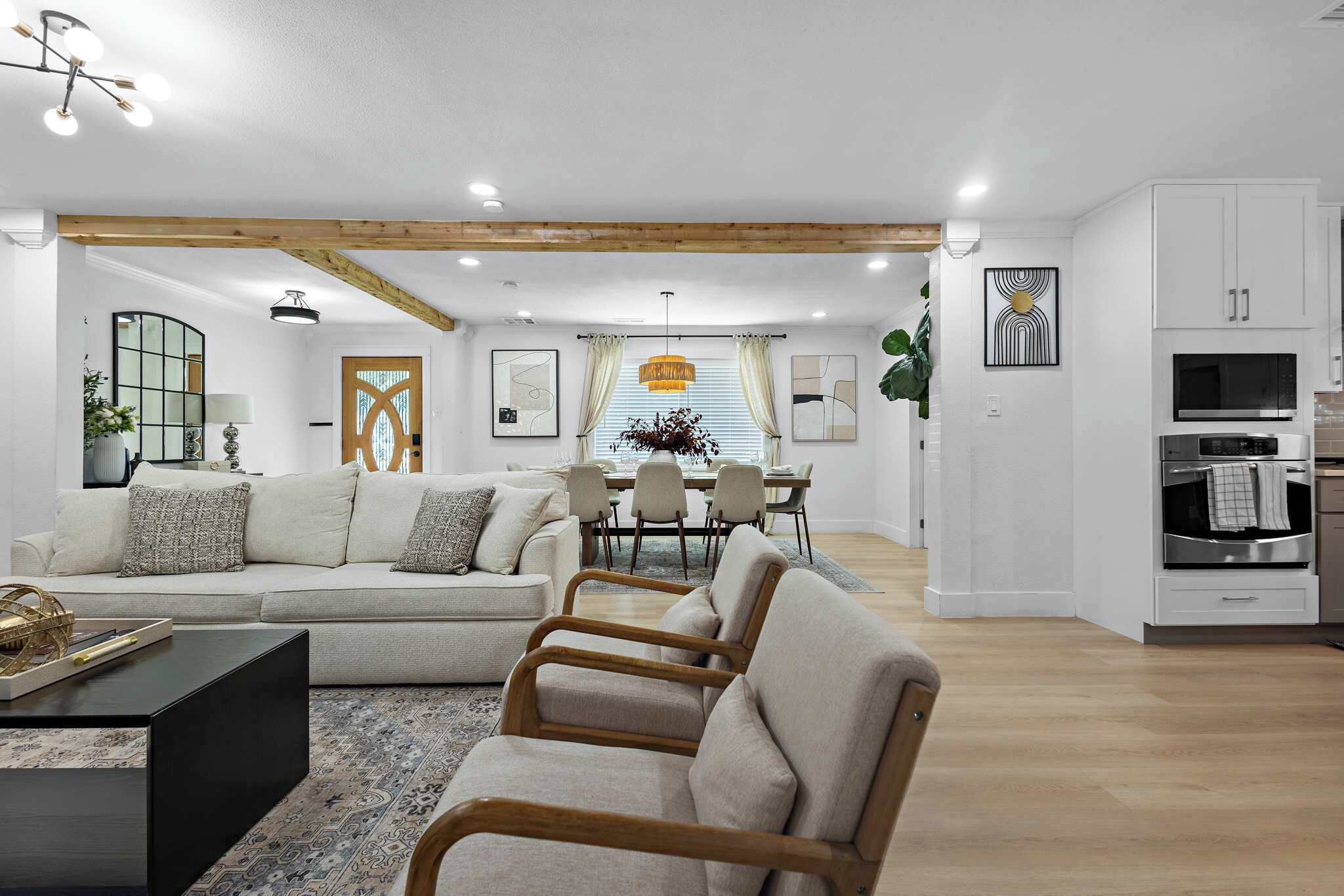 Télévision, cheminée, baby-foot, espaces bureaux