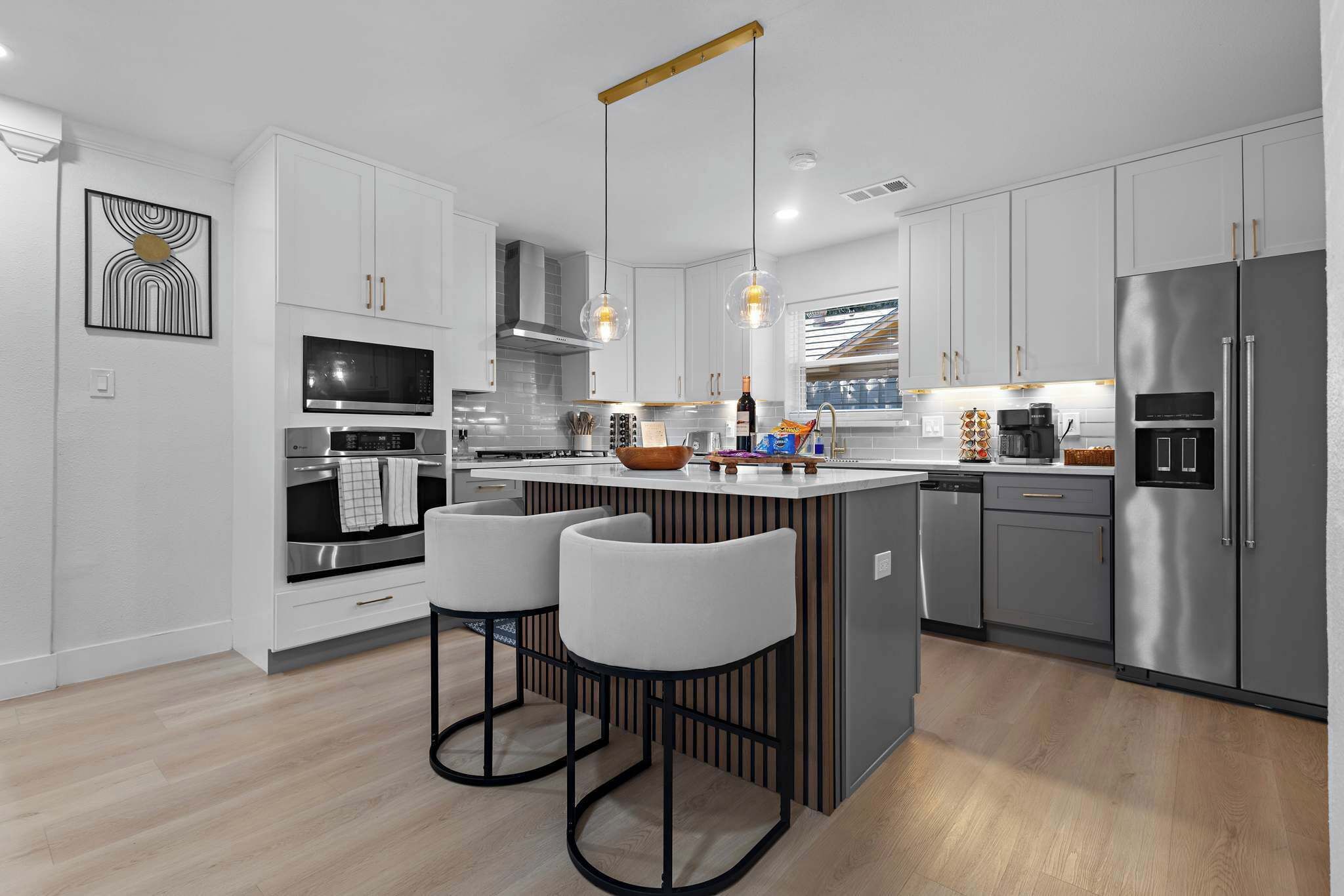 Kylskåp, mikrovågsugn, ugn och spishäll