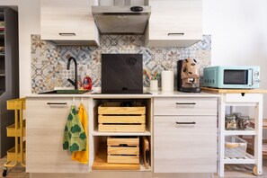 Kühlschrank, Mikrowelle, Herdplatte, Toaster