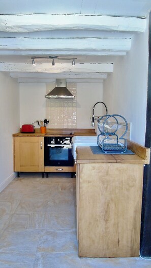 Microondas, horno, placa de cocina y lavavajillas