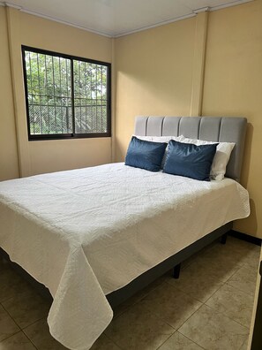 2 habitaciones, tabla de planchar con plancha, wifi y ropa de cama 