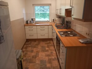 Køleskab, mikrobølgeovn, ovn, kogeplade