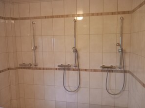 Bruser, gratis toiletartikler, hårtørrer