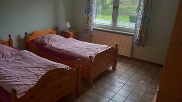 5 Schlafzimmer, Schreibtisch, Bettwäsche