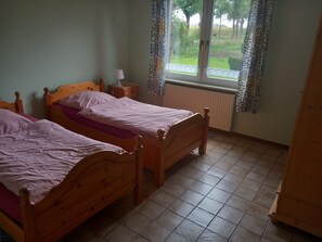 5 soveværelser, skrivebord, sengetøj