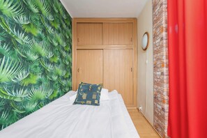 Bureau, fer et planche à repasser, Wi-Fi, draps fournis